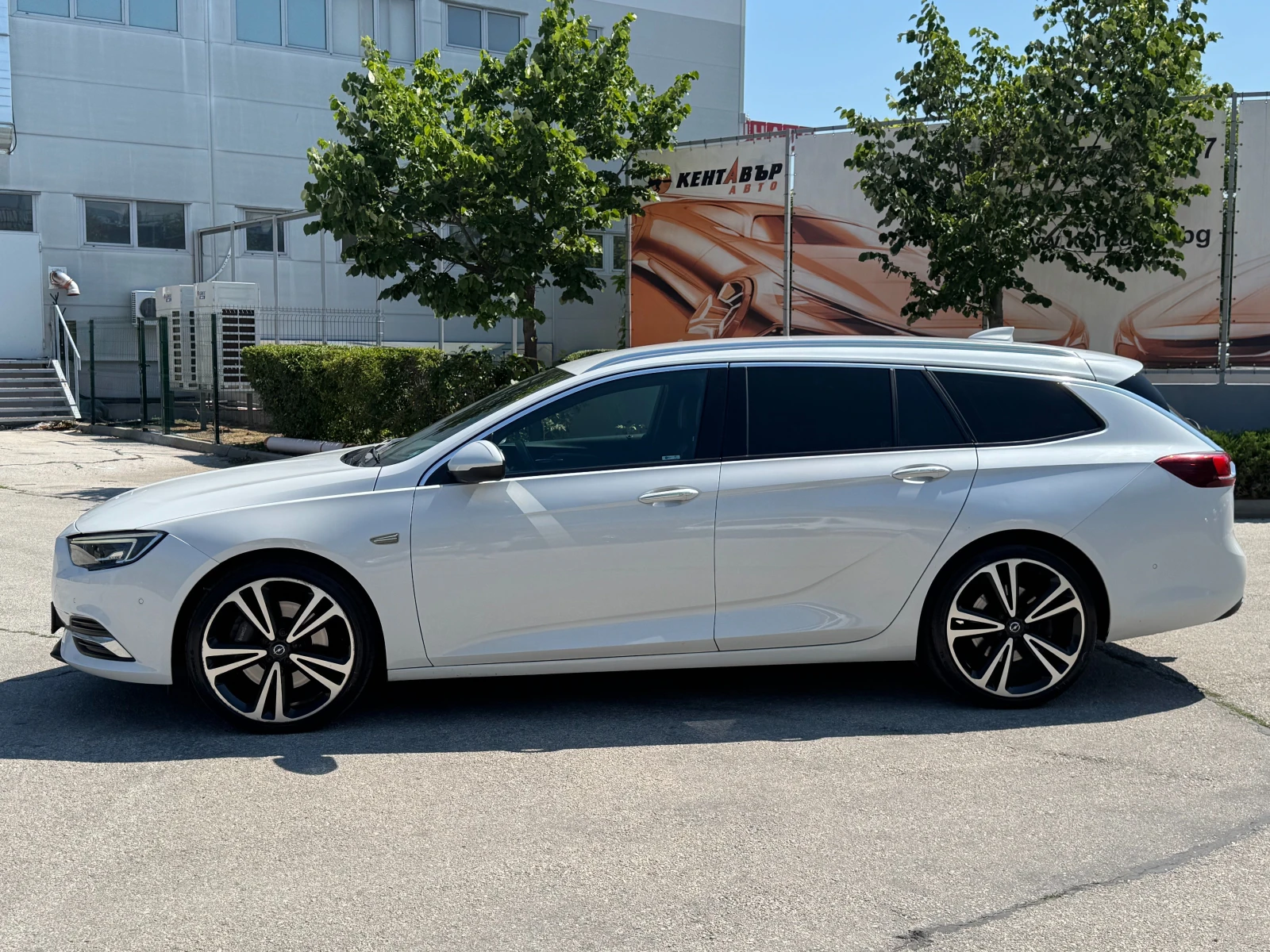 Opel Insignia Sports Tourer 2.0i 260 к.с./ГАРАНЦИЯ, снимка 2 - Автомобили и джипове - 55200620