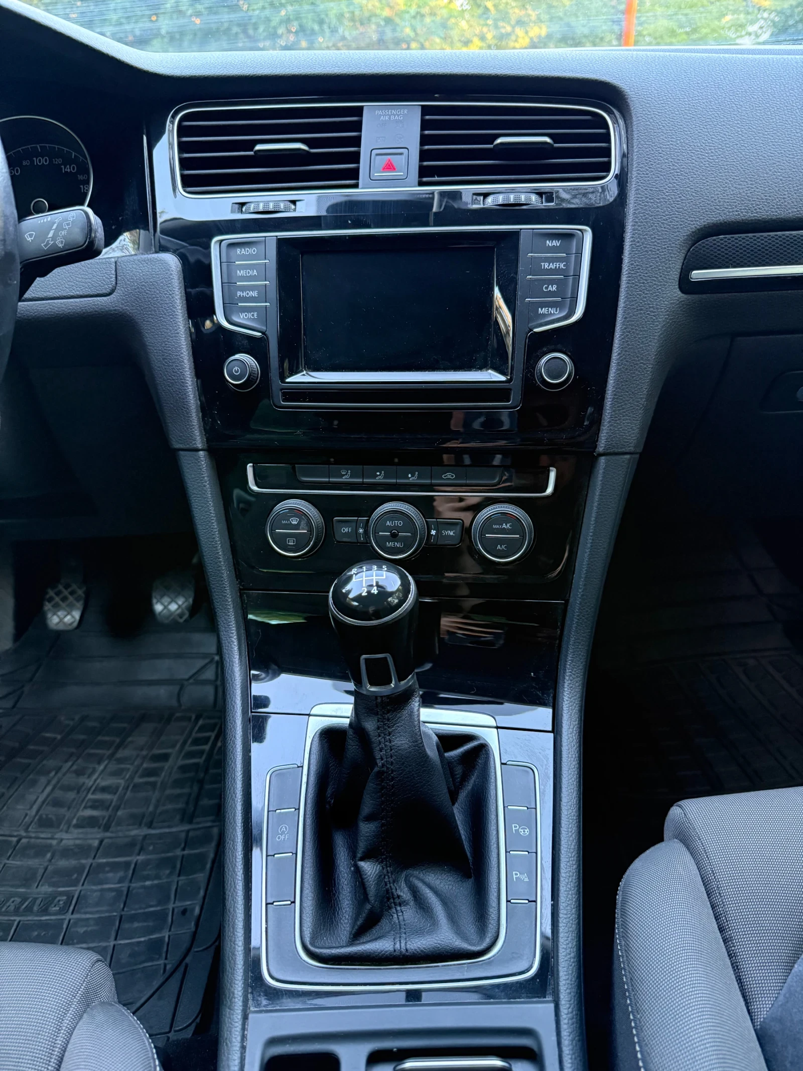VW Golf 1.6 TDI/HIGHLINE/DISTRONIC, снимка 8 - Автомобили и джипове - 56133940