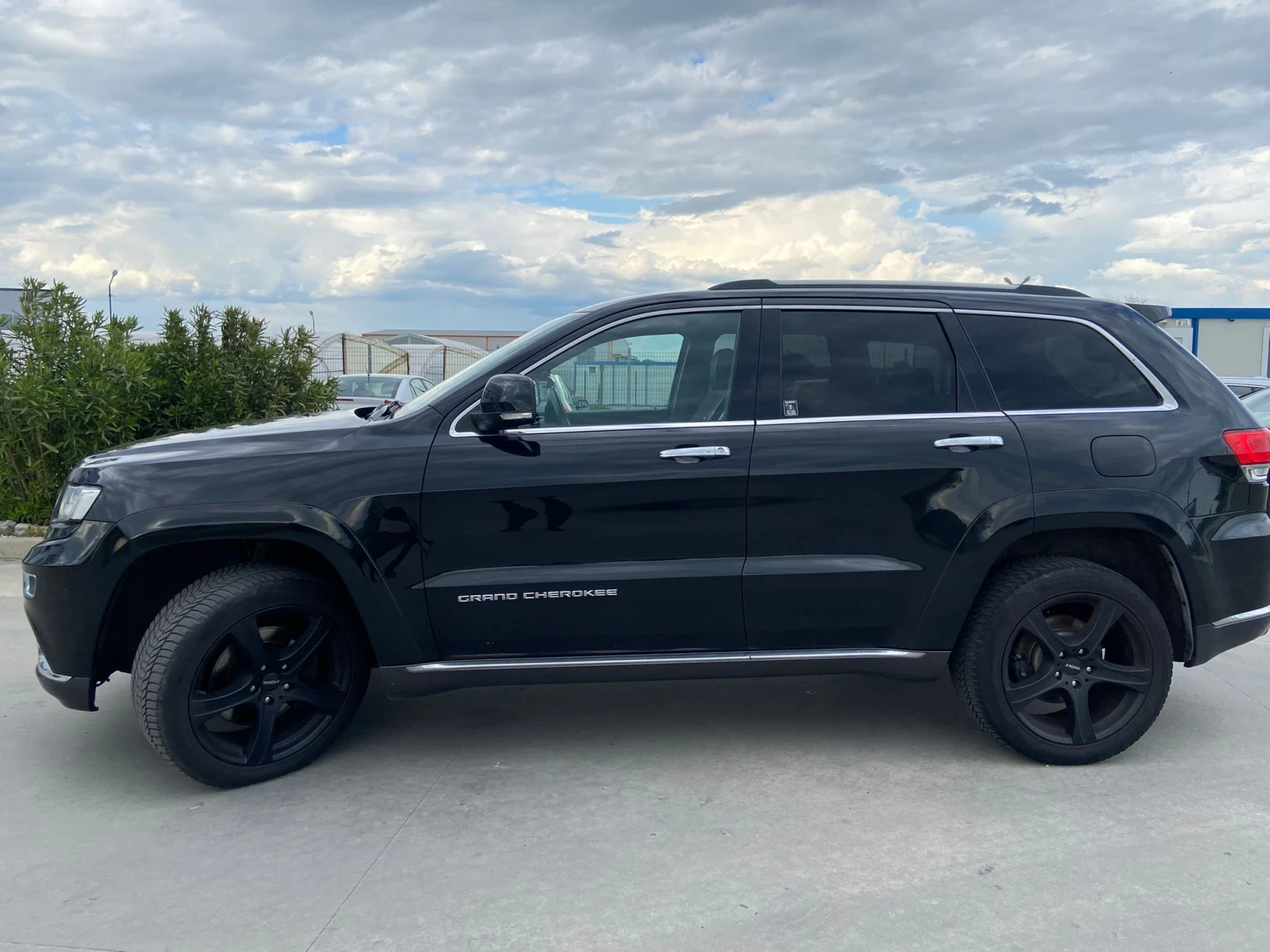 Jeep Grand cherokee SUMMIT 250PS 1-ви собственик СЕРВИЗНА ИСТОРИЯ, снимка 2 - Автомобили и джипове - 54635421