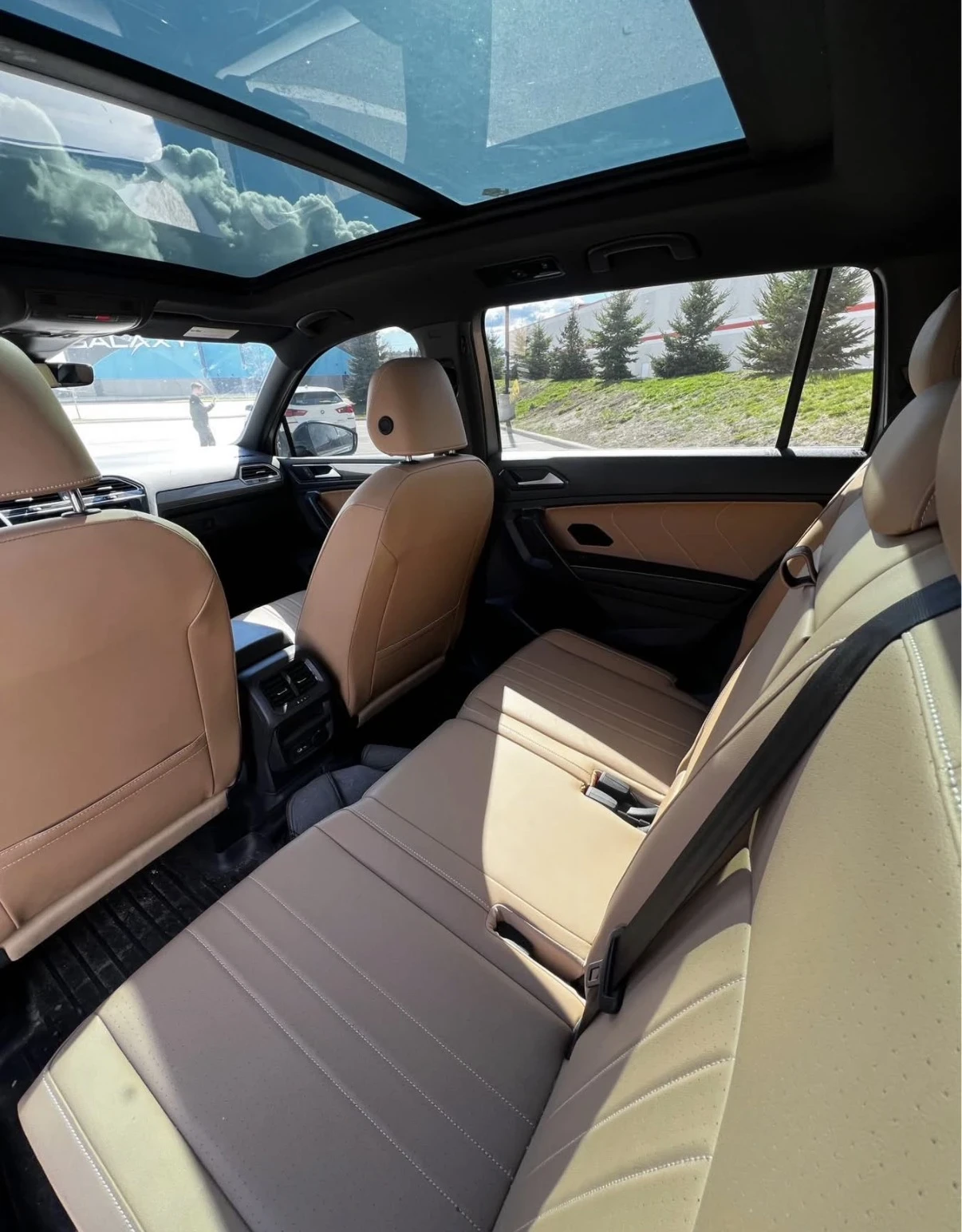 VW Tiguan R-LINE * CARPLAY * ДИГИТАЛНО ТАБЛО * ПАНОРАМА * , снимка 5 - Автомобили и джипове - 54634767