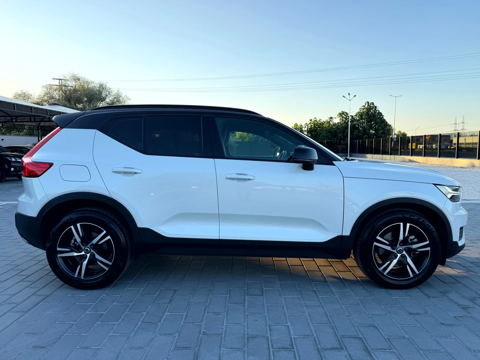 Volvo XC40 2.0 D4 190к.с* 4х4* R-DESIGN MY20* DISTR./140000KM, снимка 4 - Автомобили и джипове - 55502066