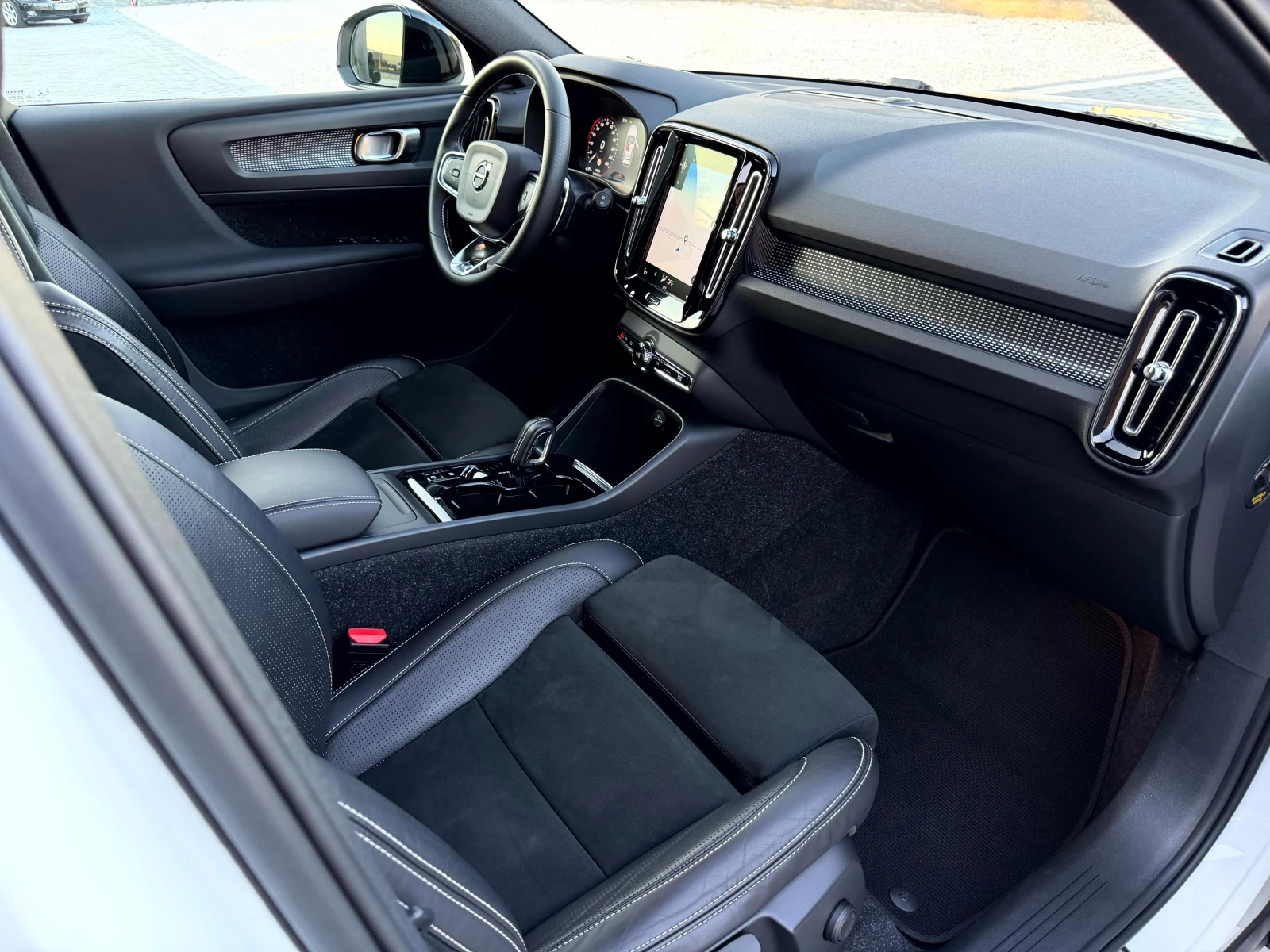 Volvo XC40 2.0 D4 190к.с* 4х4* R-DESIGN MY20* DISTR./140000KM, снимка 10 - Автомобили и джипове - 55502066