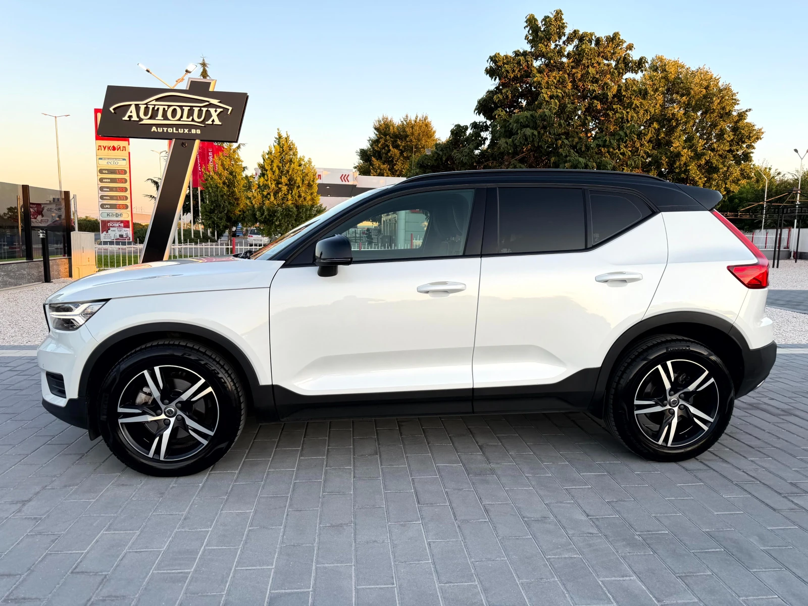 Volvo XC40 2.0 D4 190к.с* 4х4* R-DESIGN MY20* DISTR./140000KM, снимка 7 - Автомобили и джипове - 55502066