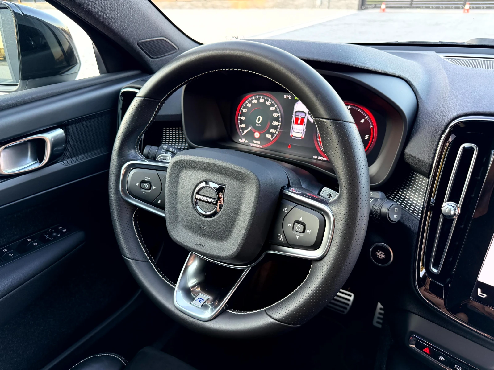 Volvo XC40 2.0 D4 190к.с* 4х4* R-DESIGN MY20* DISTR./140000KM, снимка 14 - Автомобили и джипове - 55502066