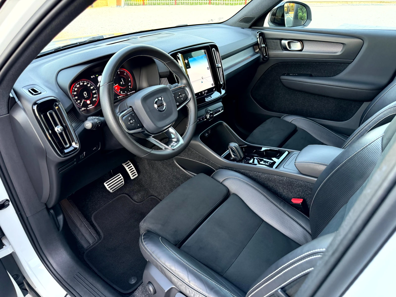 Volvo XC40 2.0 D4 190к.с* 4х4* R-DESIGN MY20* DISTR./140000KM, снимка 8 - Автомобили и джипове - 55502066