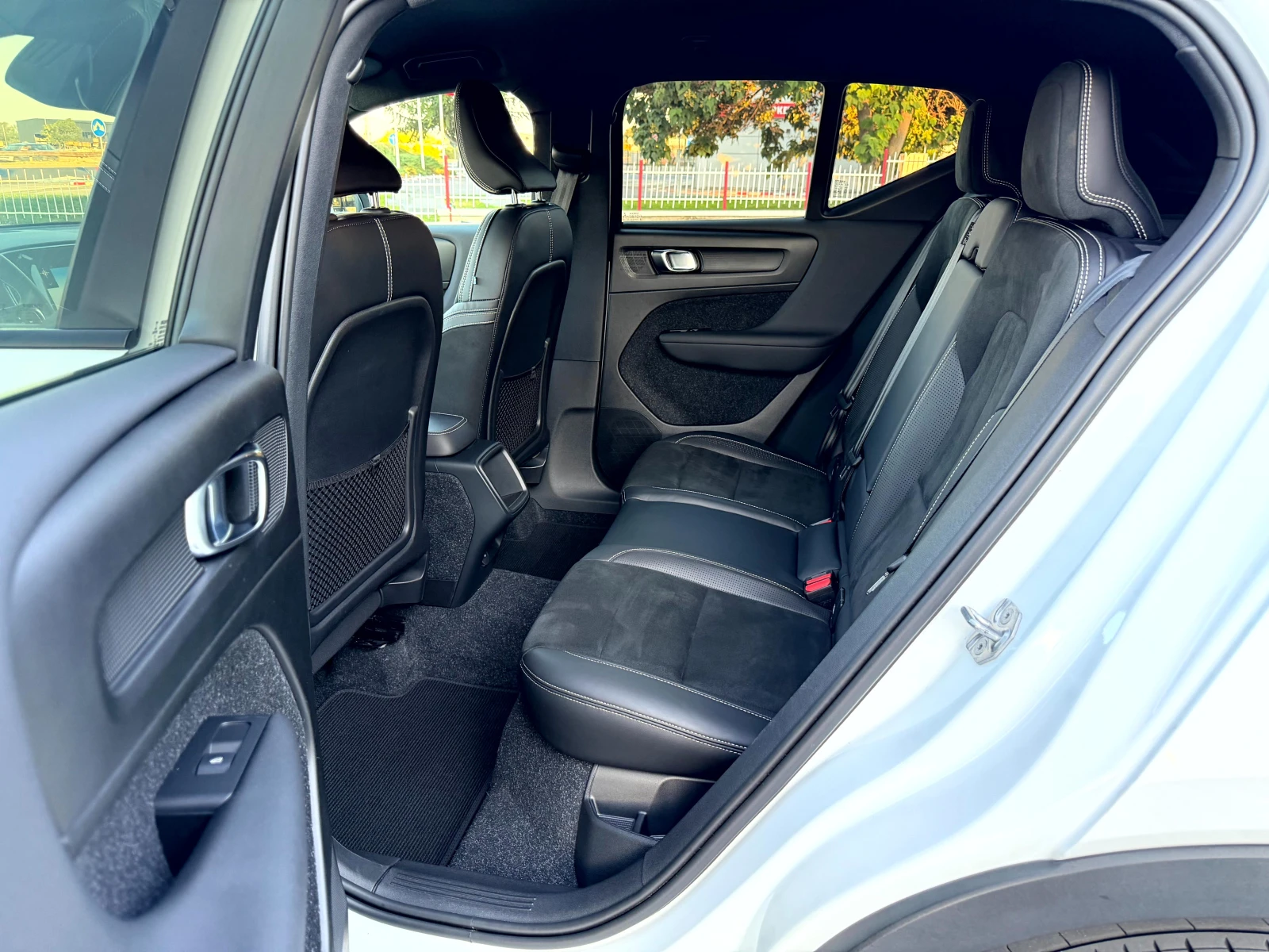 Volvo XC40 2.0 D4 190к.с* 4х4* R-DESIGN MY20* DISTR./140000KM, снимка 11 - Автомобили и джипове - 55502066