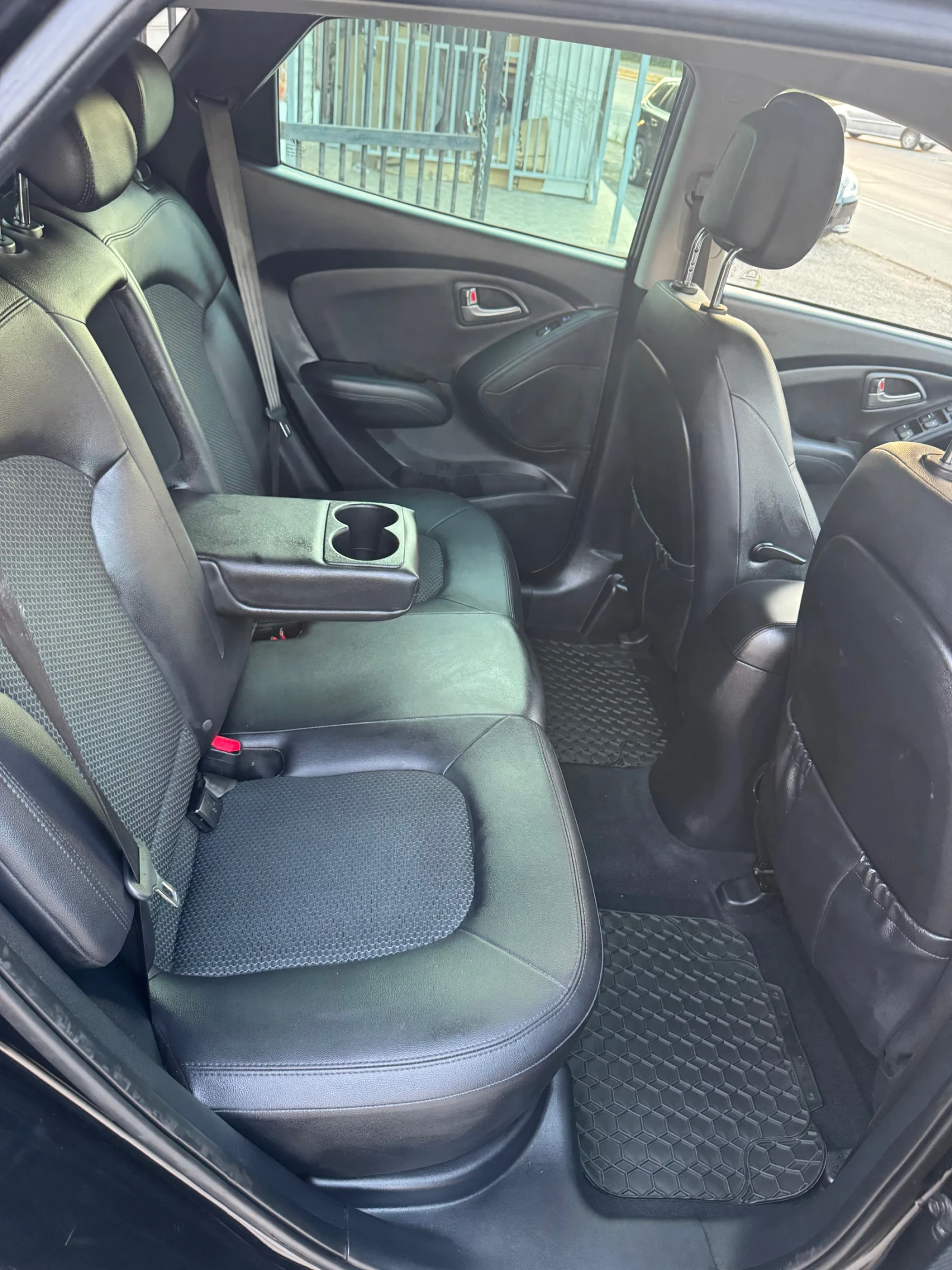 Hyundai IX35 2.0 I Ръчка 4х4 Швейцария ТОП, снимка 14 - Автомобили и джипове - 55564735