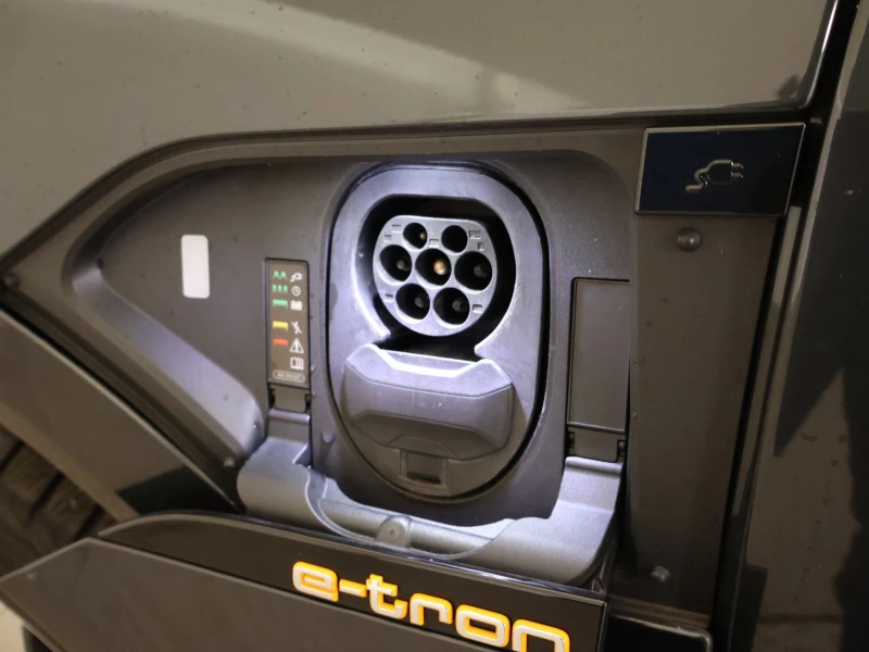 Audi E-Tron 55 SPORTBACK 95KWH QUATTRO 408КС MATRIX ШИБЕДАХ, снимка 15 - Автомобили и джипове - 53518426