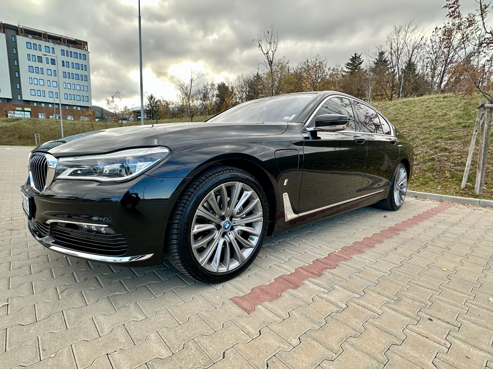 BMW 740 E Plug-in Hybrid  - изображение 2