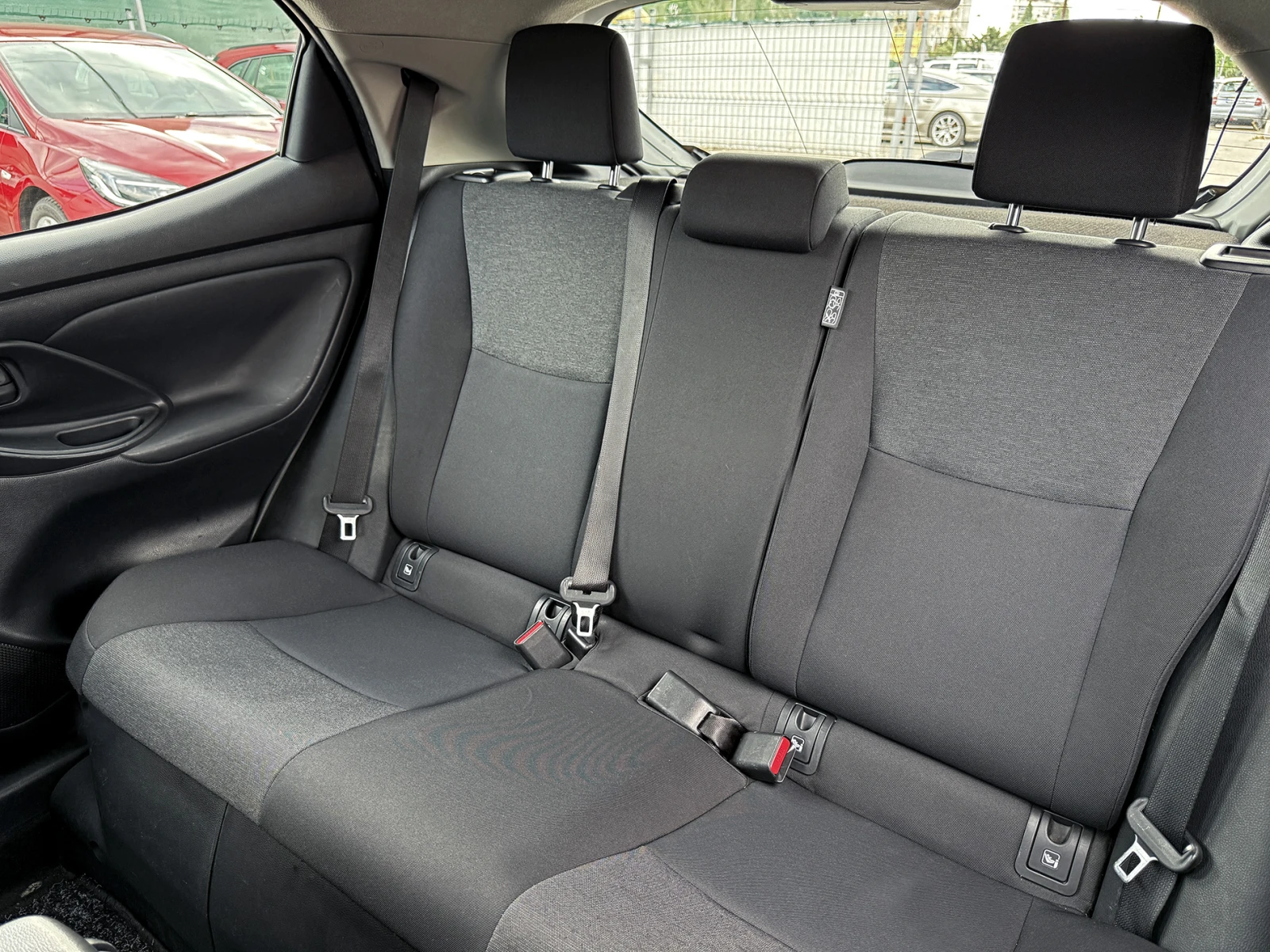 Toyota Yaris 1.5 Hybrid Гаранционен! - изображение 10