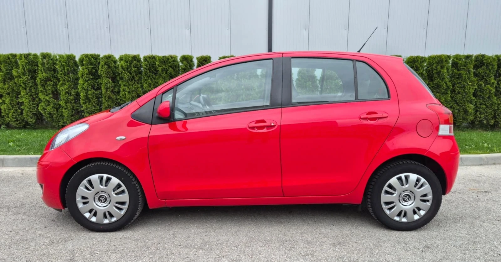 Toyota Yaris 1.3i automatik Fece Lift, снимка 8 - Автомобили и джипове - 53688170