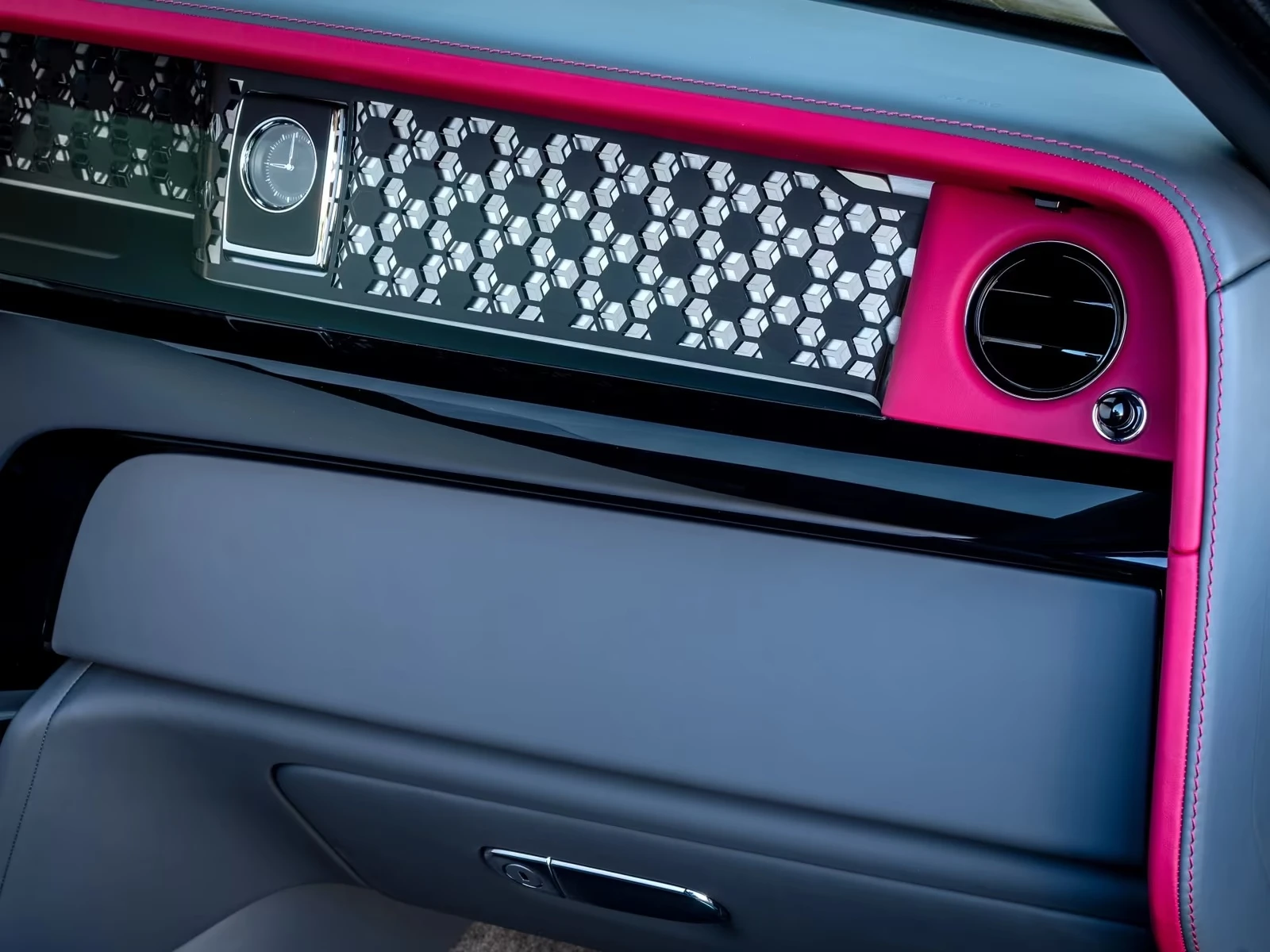 Rolls-Royce Phantom BESPOKE / SHOOTING STAR / 360 / HUD/ THEATRE / , снимка 12 - Автомобили и джипове - 55043850