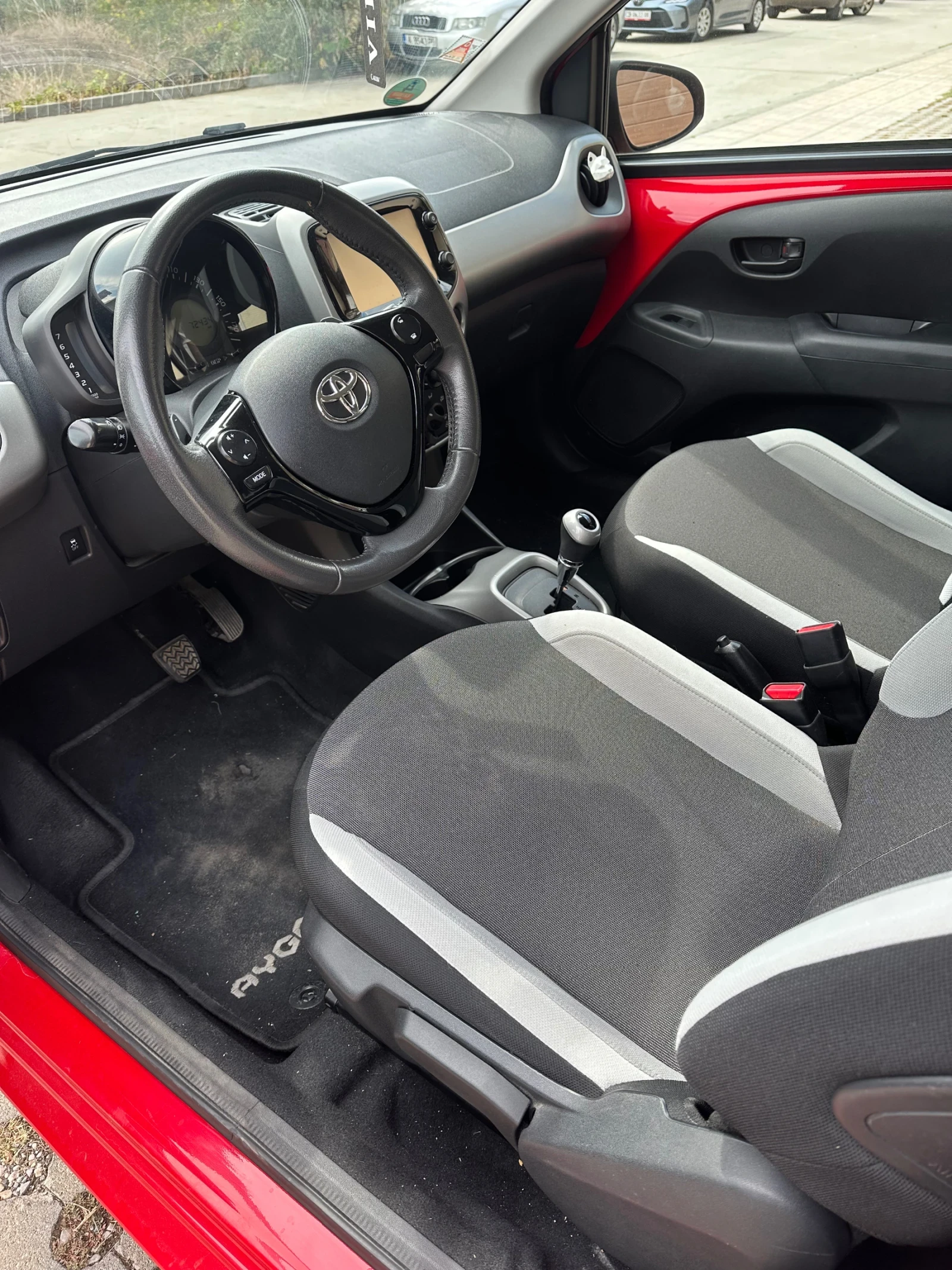 Toyota Aygo 1.0 автоматик, снимка 6 - Автомобили и джипове - 56246708