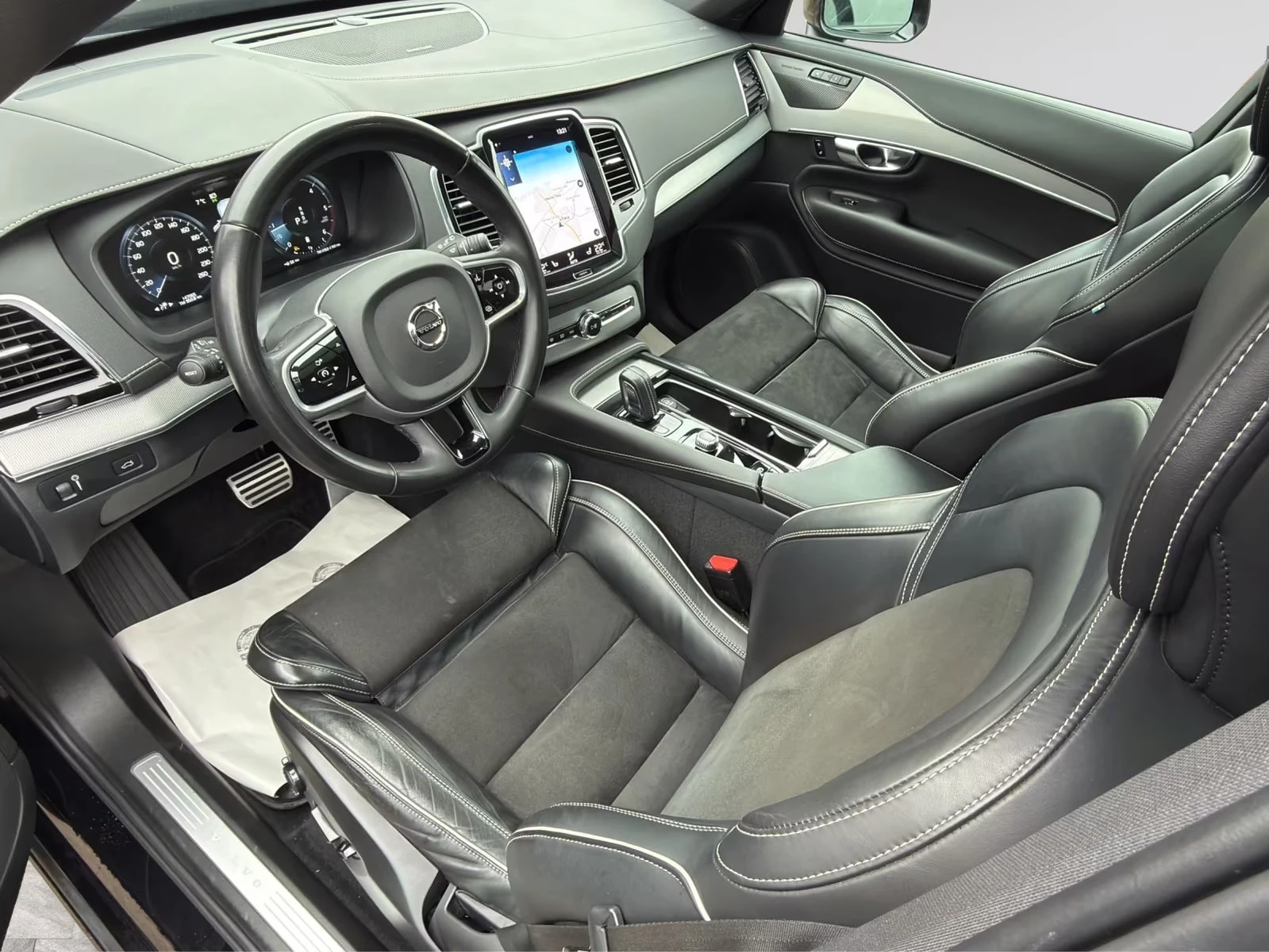 Volvo Xc90 B5/R-DESIGN/235HP/AWD/PANO/H&K/360/AHK/MEMO/911g, снимка 9 - Автомобили и джипове - 53813260