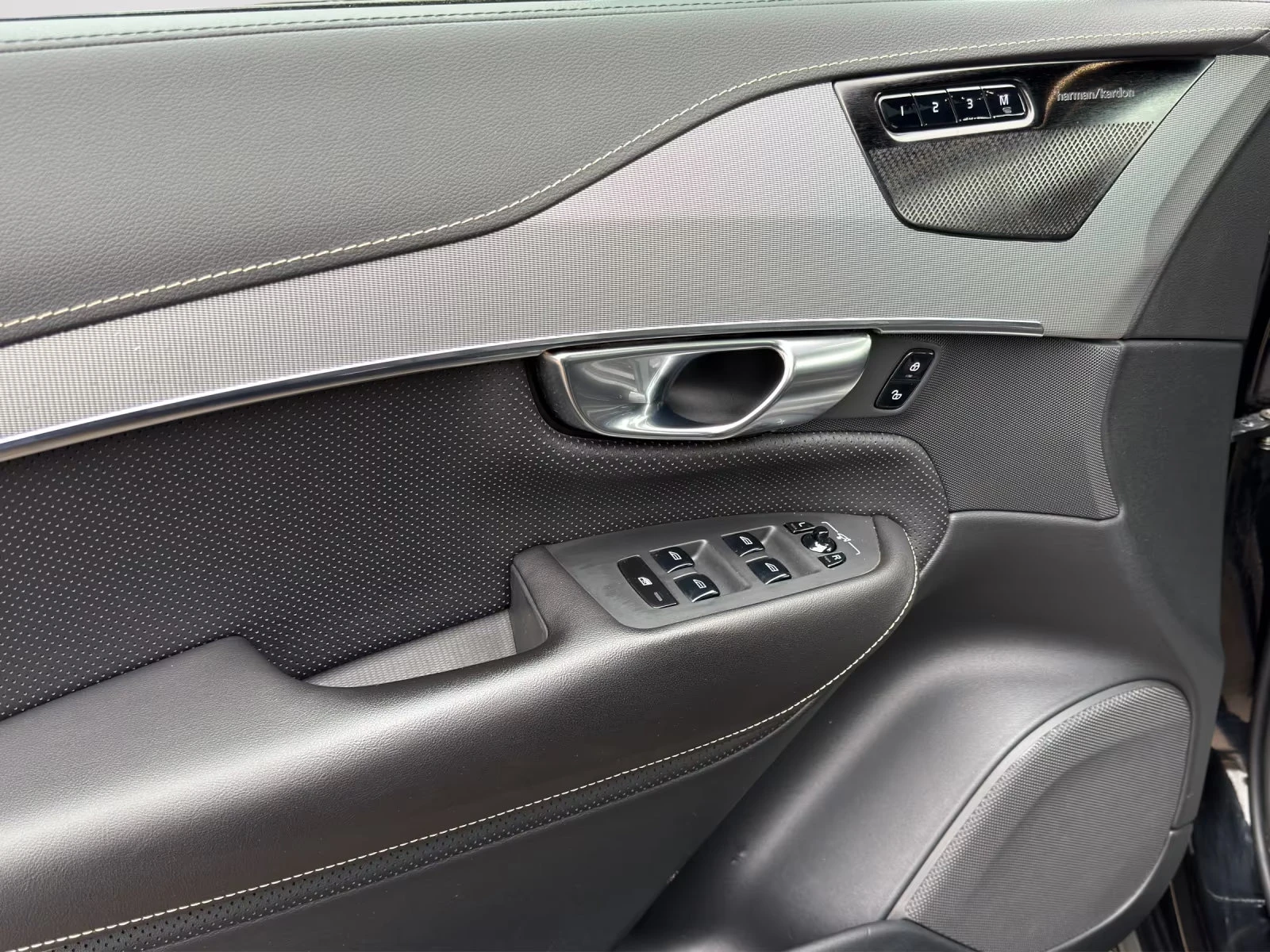 Volvo Xc90 B5/R-DESIGN/235HP/AWD/PANO/H&K/360/AHK/MEMO/911g, снимка 13 - Автомобили и джипове - 53813260