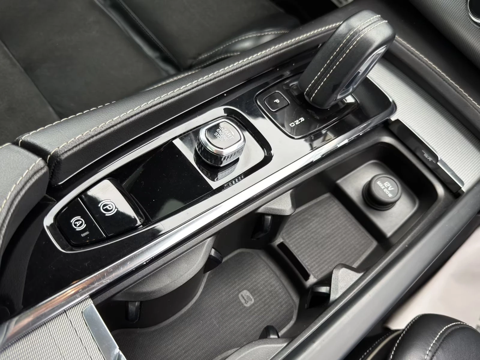 Volvo Xc90 B5/R-DESIGN/235HP/AWD/PANO/H&K/360/AHK/MEMO/911g, снимка 12 - Автомобили и джипове - 53813260