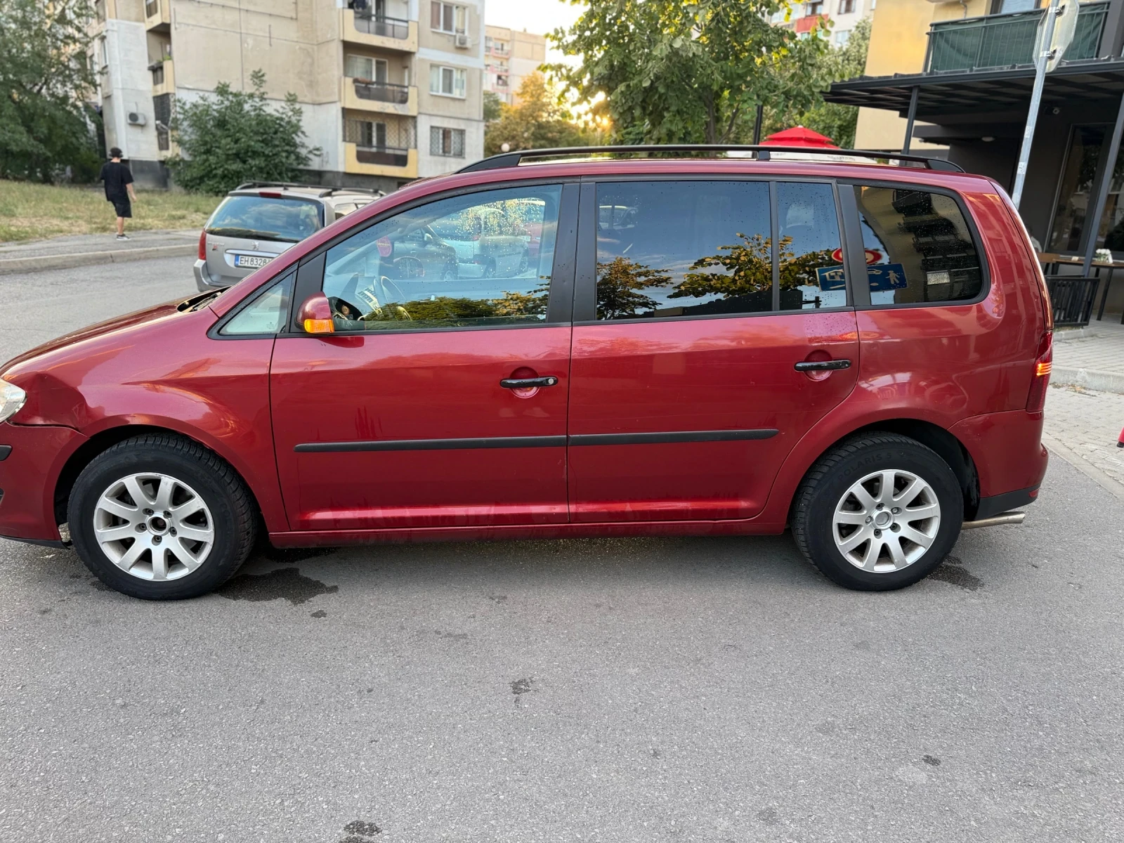 VW Touran 1.4 фабричен метан 7 местен, снимка 6 - Автомобили и джипове - 56076339