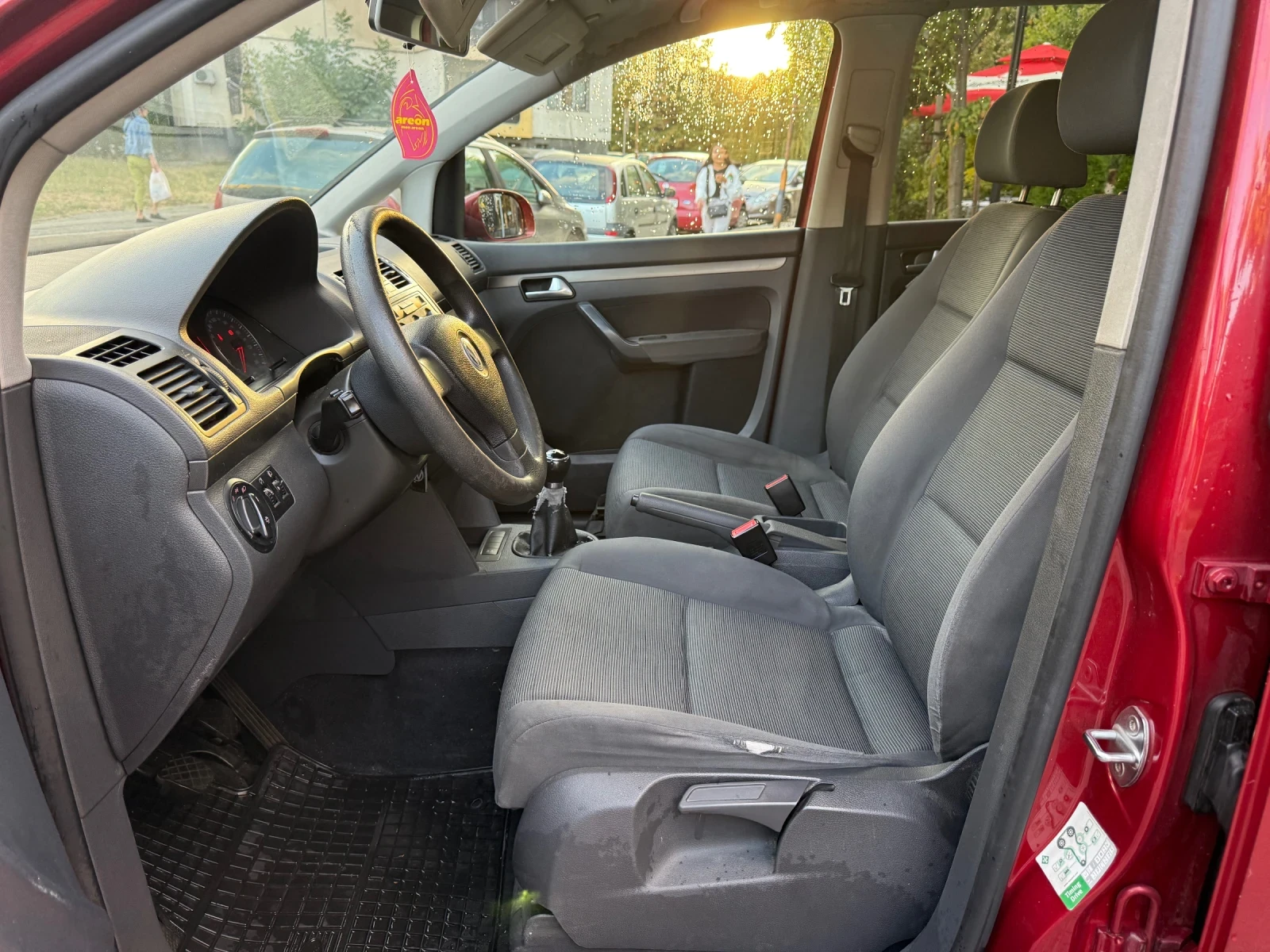 VW Touran 1.4 фабричен метан 7 местен, снимка 9 - Автомобили и джипове - 56076339