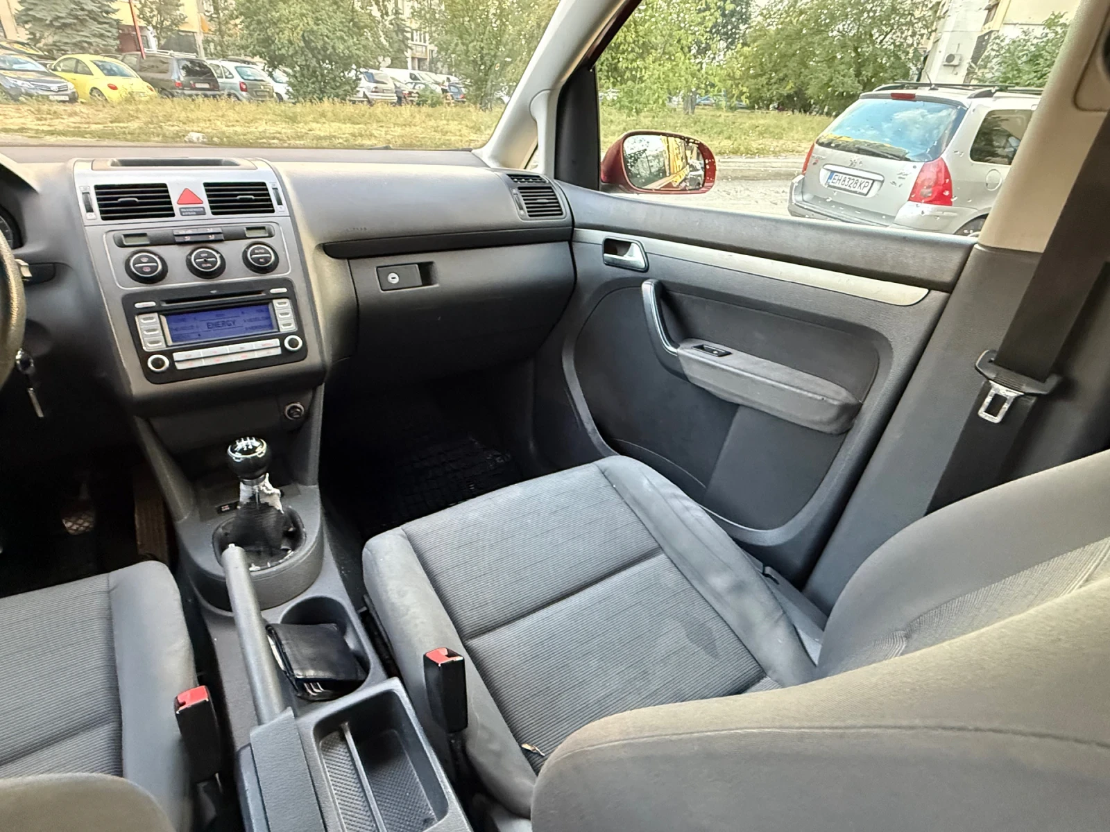 VW Touran 1.4 фабричен метан 7 местен, снимка 12 - Автомобили и джипове - 56076339