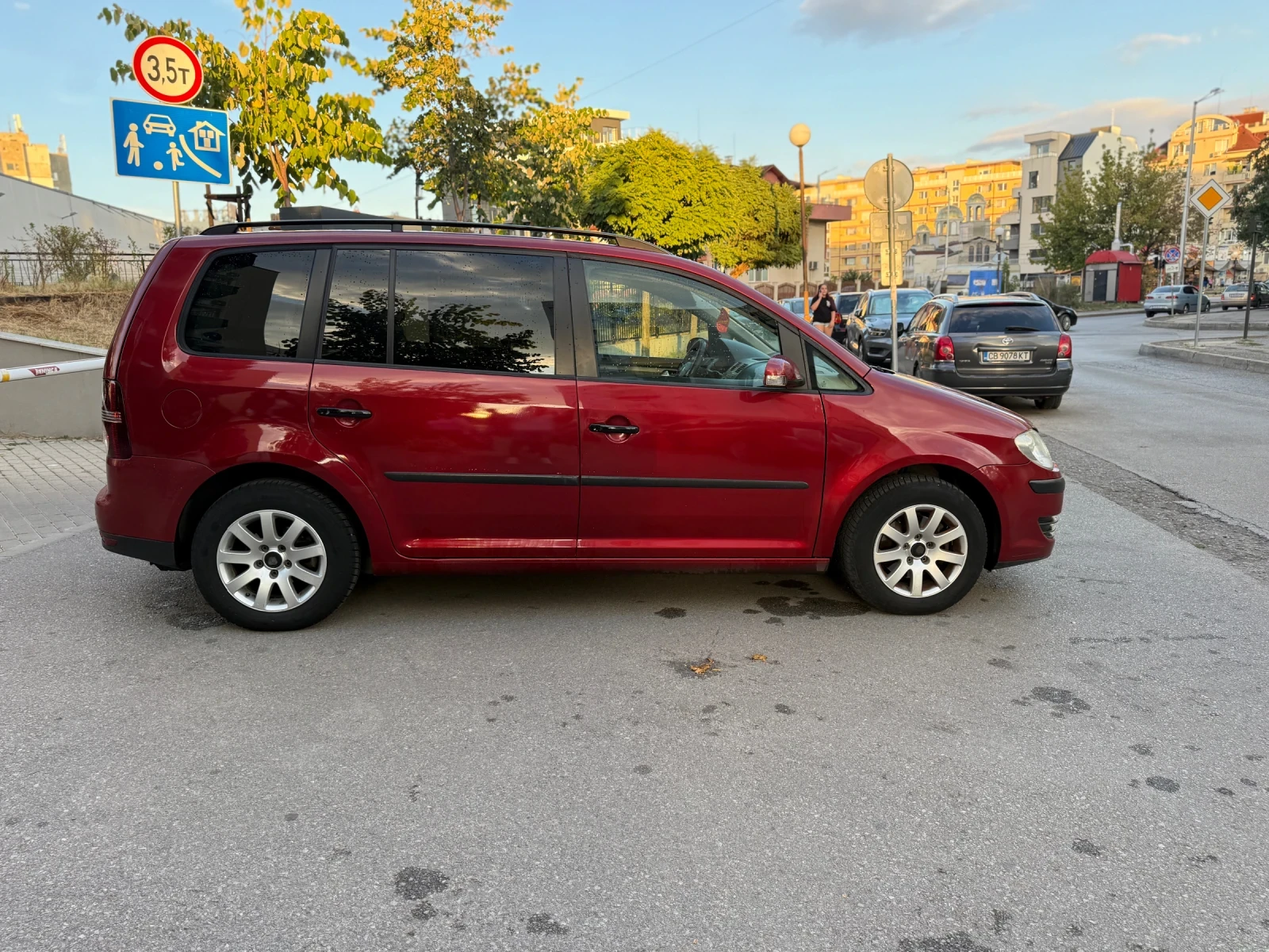 VW Touran 1.4 фабричен метан 7 местен, снимка 7 - Автомобили и джипове - 56076339