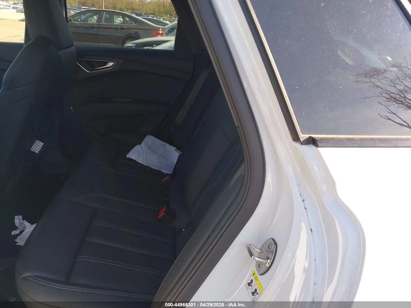 Audi Q4 E-Tron Prestige 50 Quattro, снимка 8 - Автомобили и джипове - 54874447