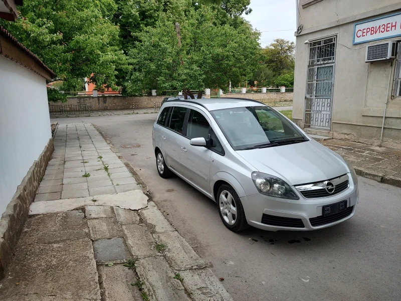 Opel Zafira Здрава и Запазена 1.9CDTI /4 НОВИ ГУМИ, снимка 3 - Автомобили и джипове - 47621890