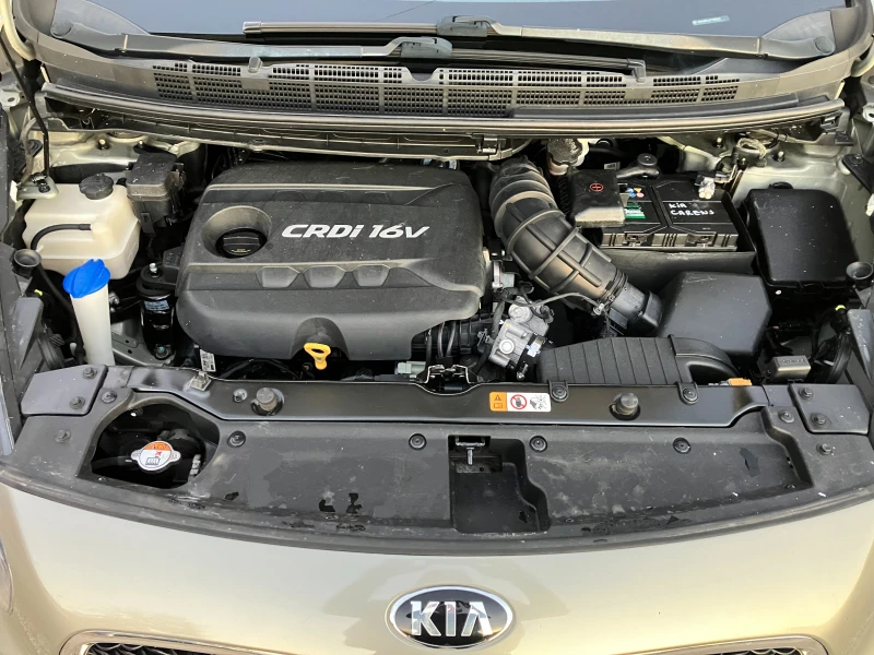 Kia Carens 1.7CRDi -7местен, снимка 15 - Автомобили и джипове - 52416277