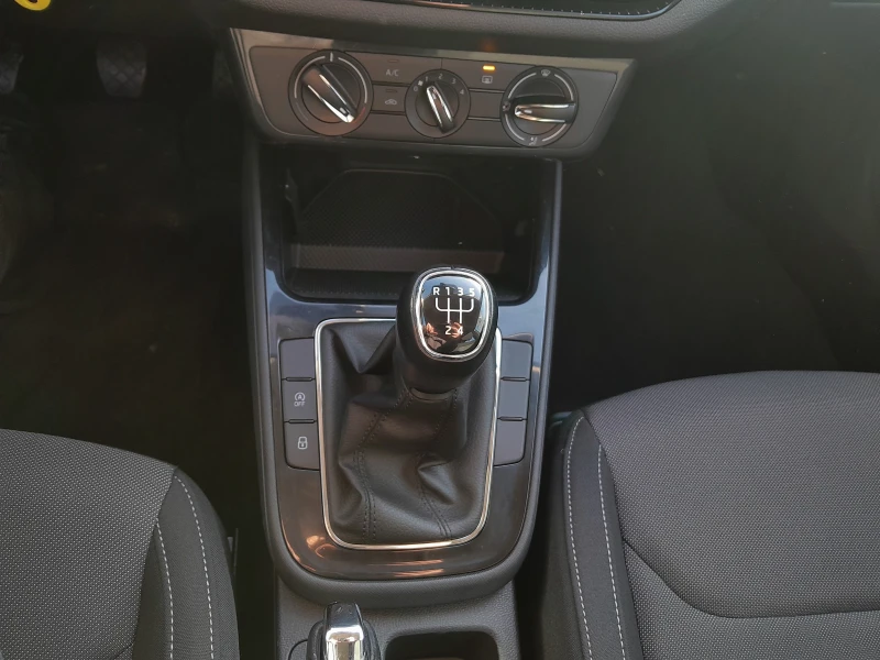 Skoda Fabia 1.0 MPI/ 5MT, снимка 8 - Автомобили и джипове - 52738727