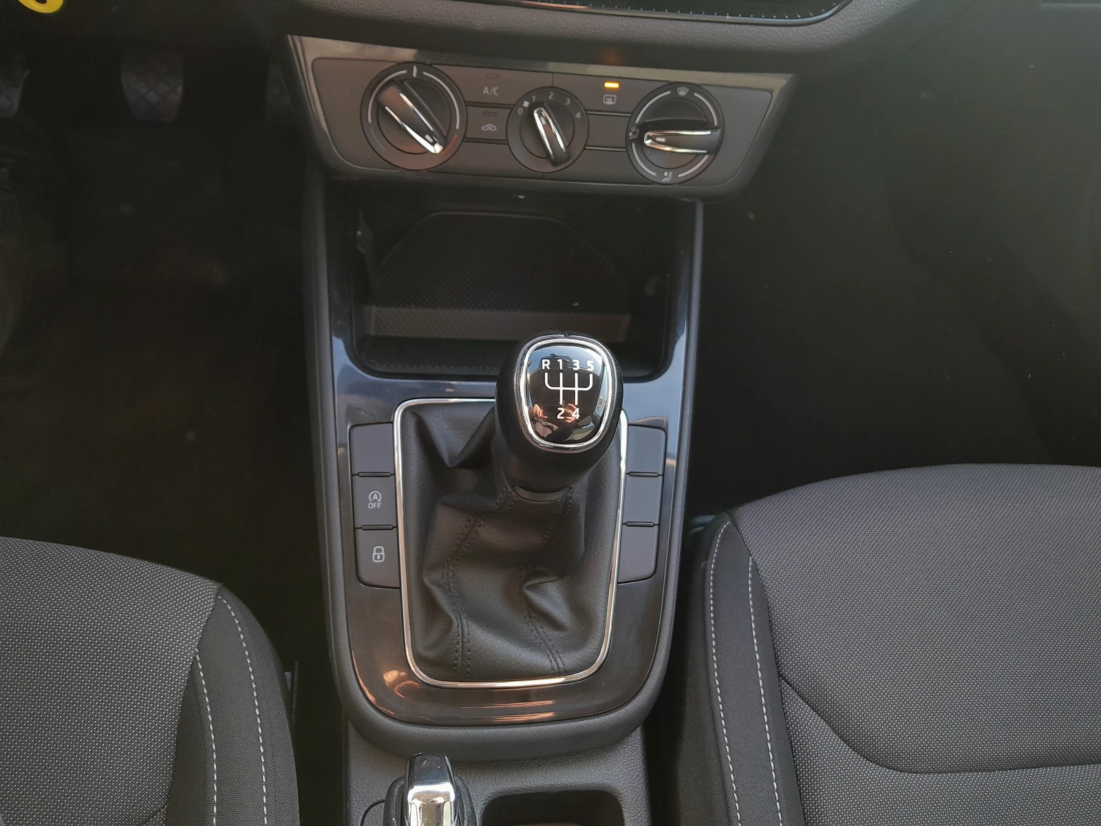 Skoda Fabia 1.0 MPI/ 5MT - изображение 8