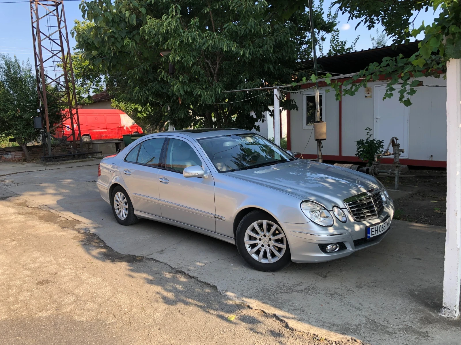 Mercedes-Benz E 220, снимка 4 - Автомобили и джипове - 53598011
