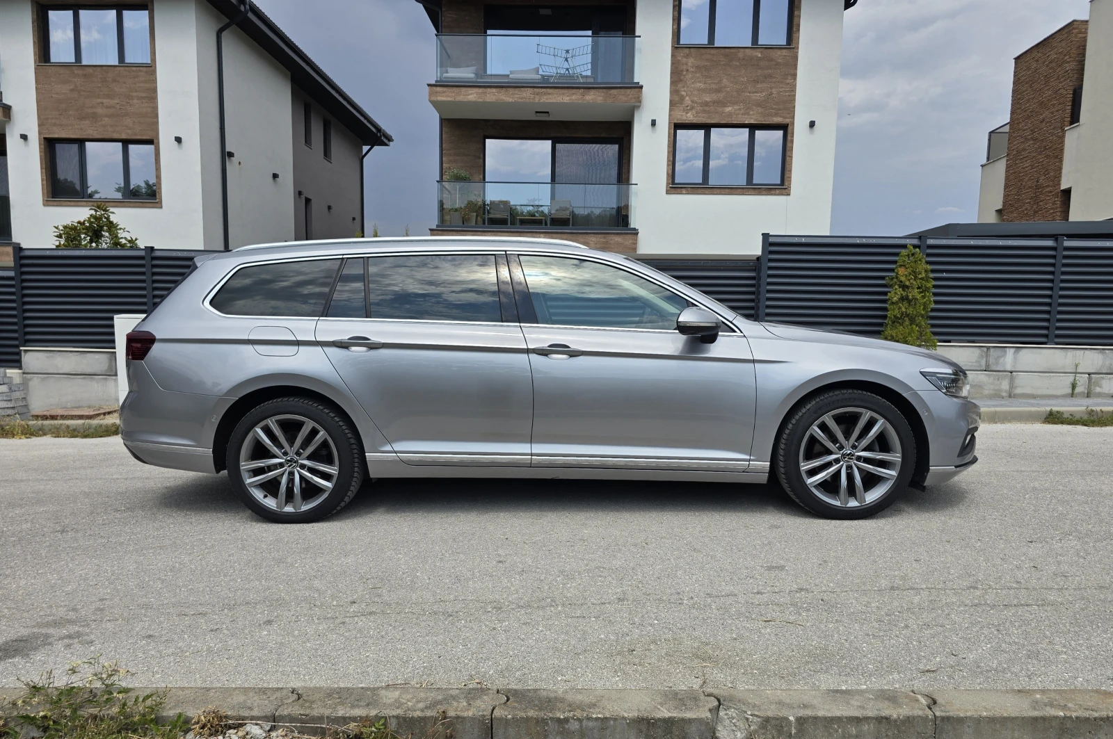 VW Passat Digital* 4x4* Camera* Matrix* Подгрев* Distronic, снимка 16 - Автомобили и джипове - 55838364
