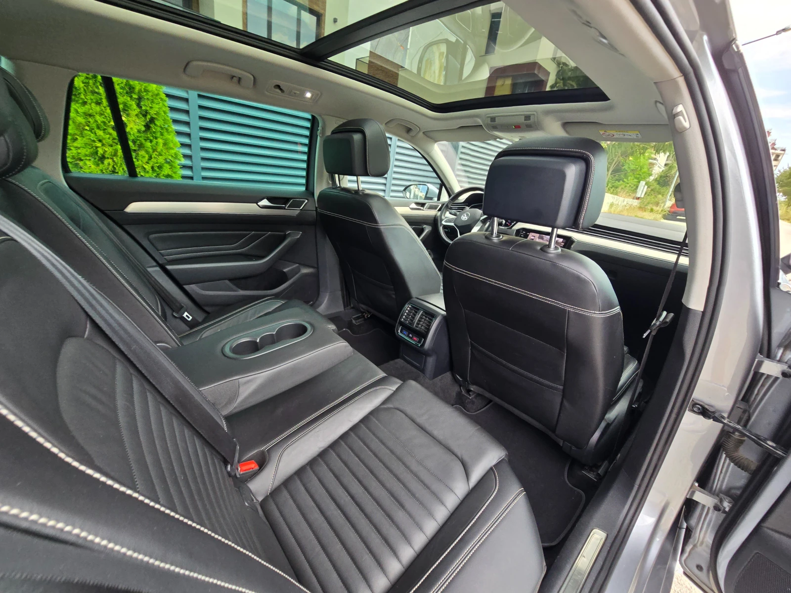 VW Passat Digital* 4x4* Camera* Matrix* Подгрев* Distronic, снимка 12 - Автомобили и джипове - 55838364