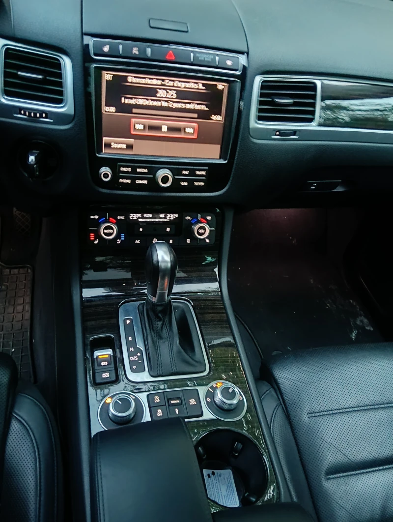VW Touareg Highline + Exclusive/BlueMotion/360камера/Webasto, снимка 14 - Автомобили и джипове - 52649860