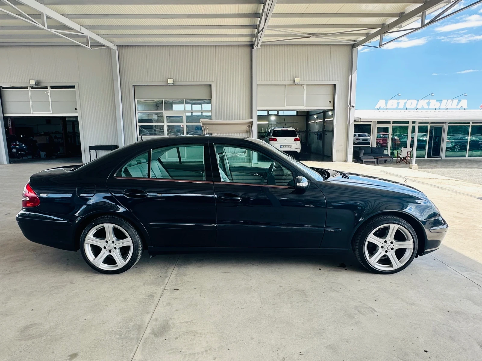 Mercedes-Benz E 220 Автомат, снимка 7 - Автомобили и джипове - 54690931
