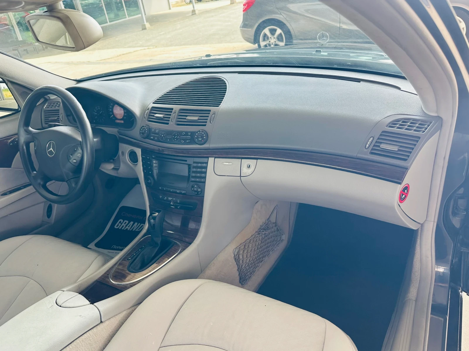 Mercedes-Benz E 220 Автомат, снимка 10 - Автомобили и джипове - 54690931