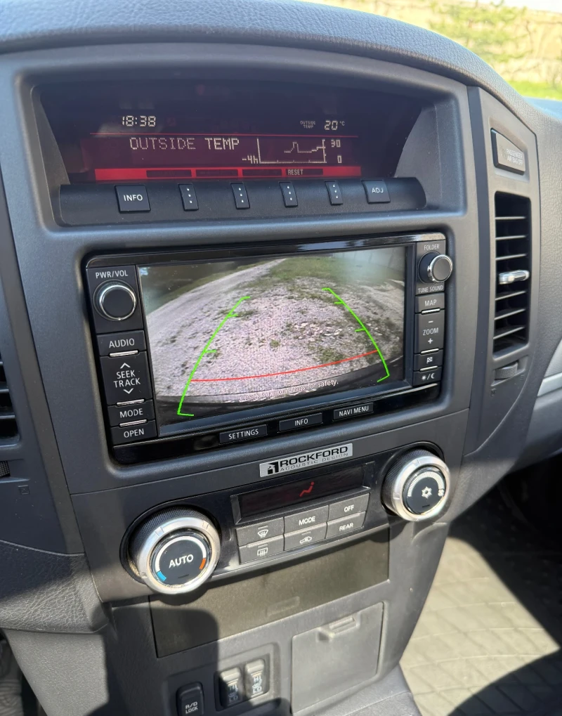 Mitsubishi Pajero 3.2 DI-D , ЧИСТО НОВИ ГУМИ, снимка 7 - Автомобили и джипове - 52451977