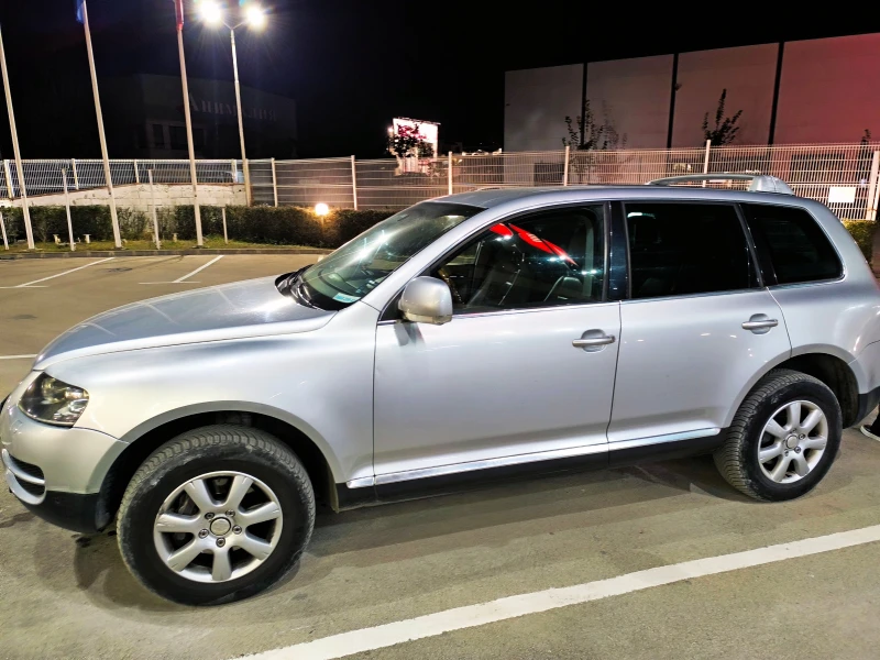 VW Touareg 3.0 TDI 4x4 ЛИЧЕН Въздушно окачване Кожа-НОВИ ГУМИ, снимка 5 - Автомобили и джипове - 52637333