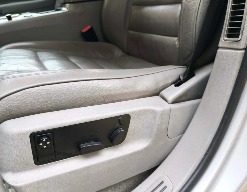 VW Touareg 3.0 TDI 4x4 ЛИЧЕН Въздушно окачване Кожа-НОВИ ГУМИ, снимка 16 - Автомобили и джипове - 52637333