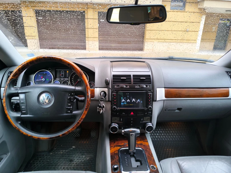 VW Touareg 3.0 TDI 4x4 ЛИЧЕН Въздушно окачване Кожа-НОВИ ГУМИ, снимка 8 - Автомобили и джипове - 52637333