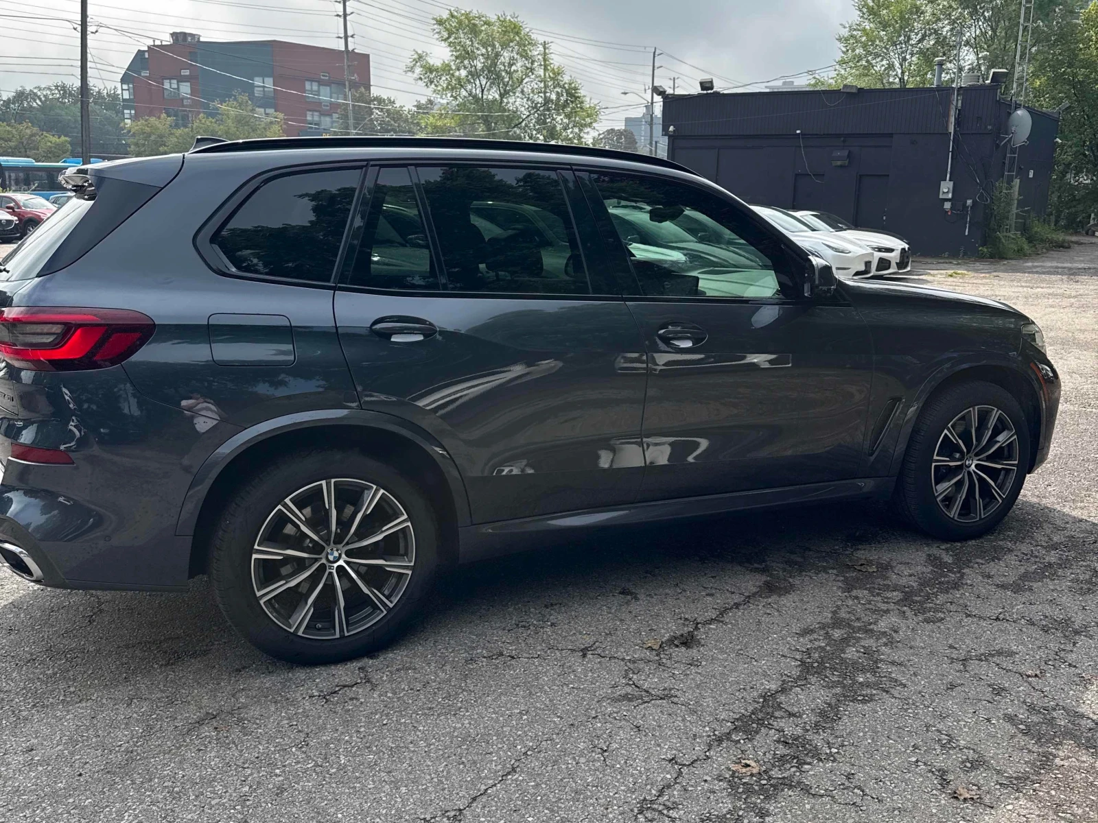 BMW X5 * xDrive40i * INDIVIDUAL* DIS* H/K* 360* ОБДУХВАНЕ, снимка 17 - Автомобили и джипове - 55905182