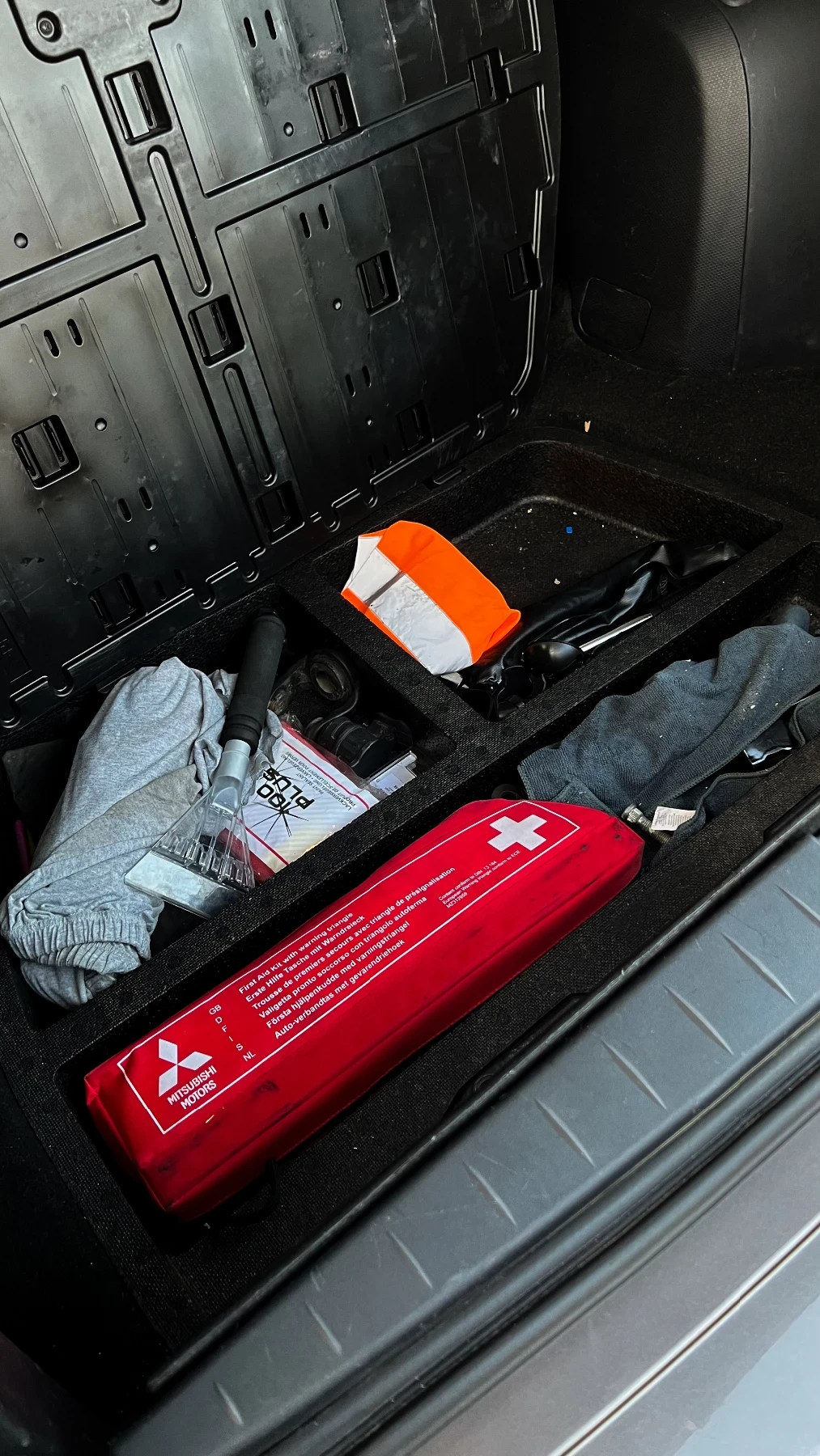 Mitsubishi Outlander 2.0, снимка 7 - Автомобили и джипове - 56570744