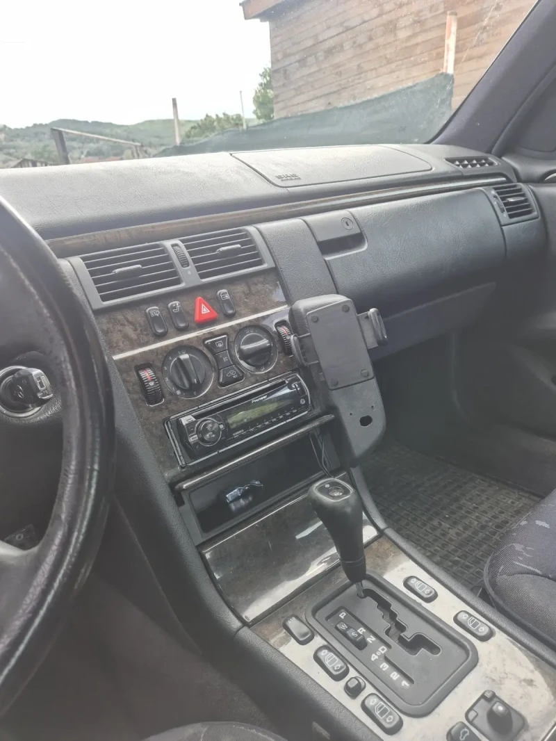 Mercedes-Benz E 300, снимка 11 - Автомобили и джипове - 52899959