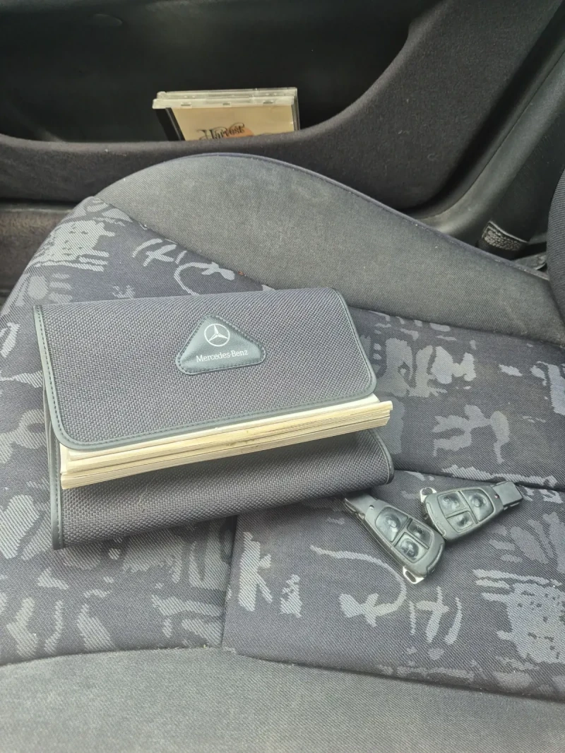 Mercedes-Benz E 300, снимка 13 - Автомобили и джипове - 52899959