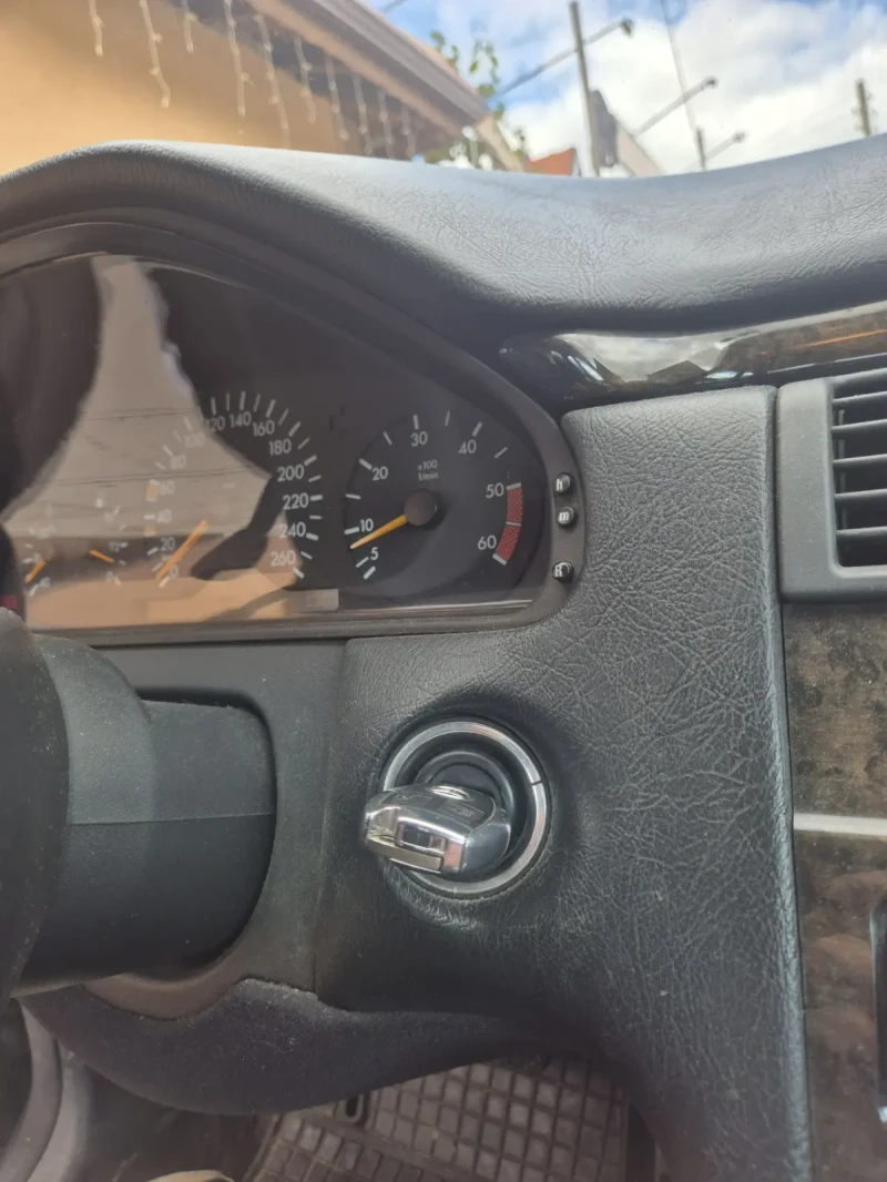 Mercedes-Benz E 300, снимка 10 - Автомобили и джипове - 52899959