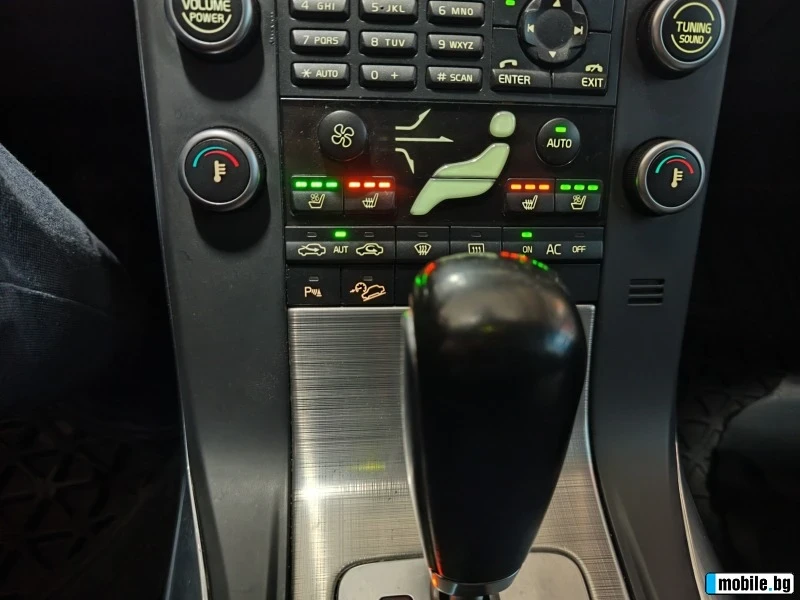 Volvo Xc70 D5 2.4 AWD, снимка 11 - Автомобили и джипове - 54376346