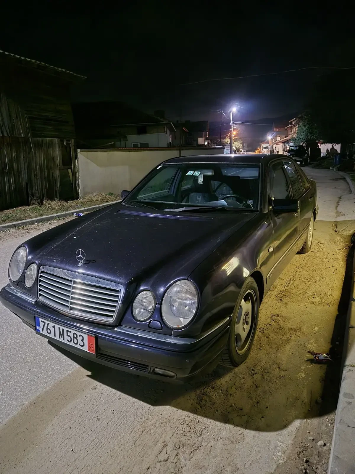 Mercedes-Benz E 300, снимка 1