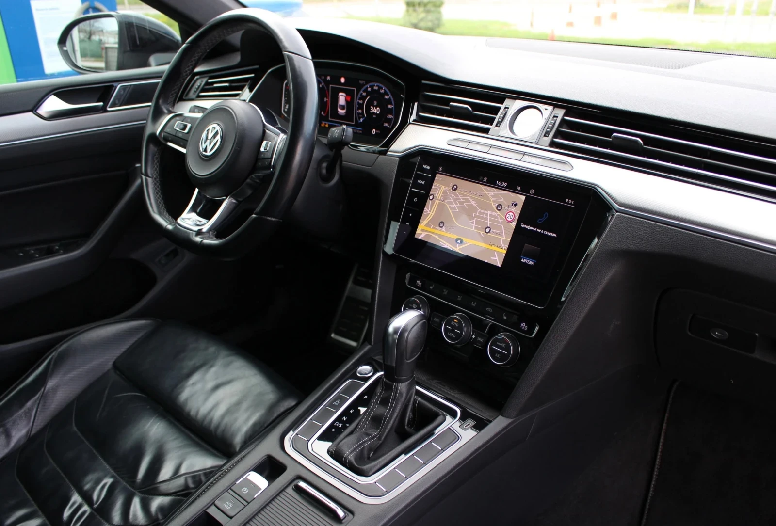 VW Arteon R-Line/ Panorama/ LED/ Digital/ Hed up/ Keyless/F1 | Mobile.bg   12