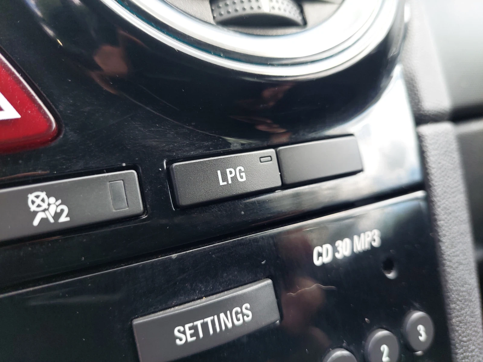 Opel Corsa 1.2 газ- бензин, снимка 11 - Автомобили и джипове - 54045360