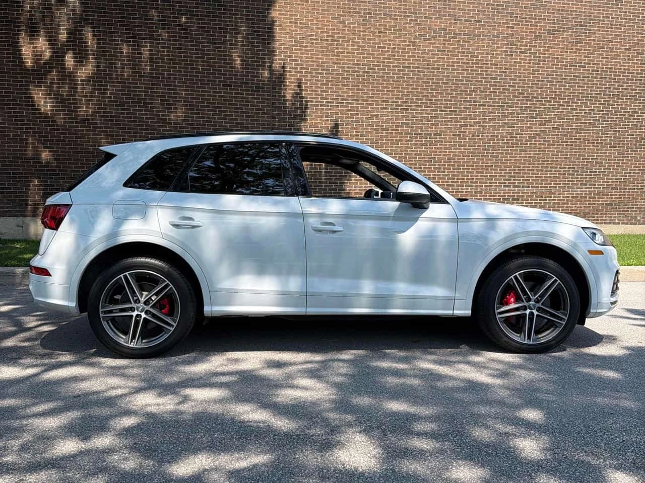 Audi SQ5 TECHNIK * 360 КАМЕРА* DIAMOND SEATS* MATRIX* , снимка 4 - Автомобили и джипове - 55784752
