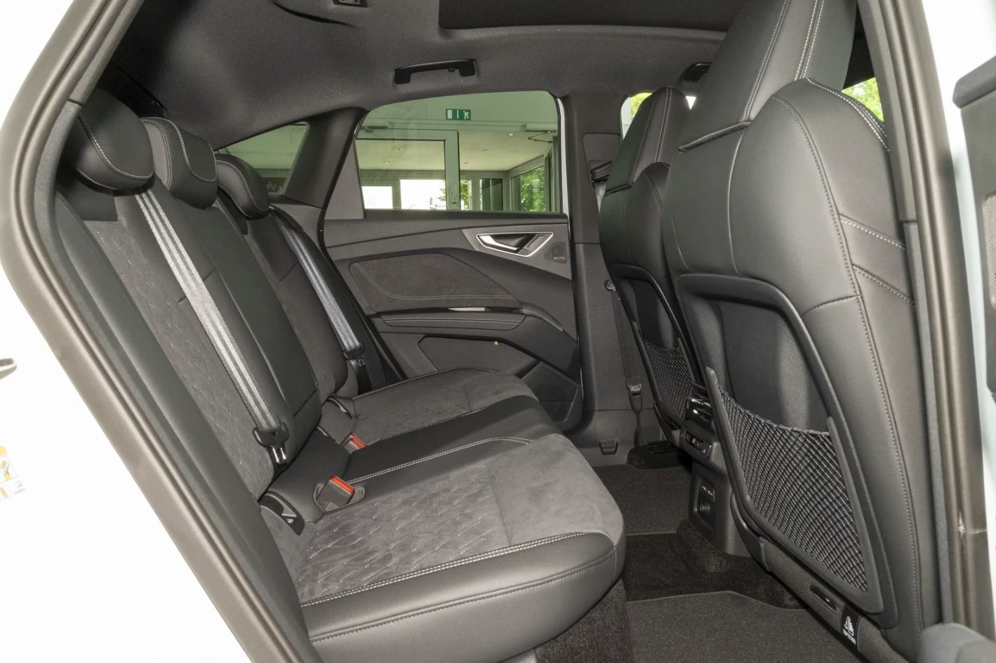 Audi Q4 E-TRON* SPORTBACK* 82KW* S-LINE* PANO* SONOS* , снимка 11 - Автомобили и джипове - 55844801